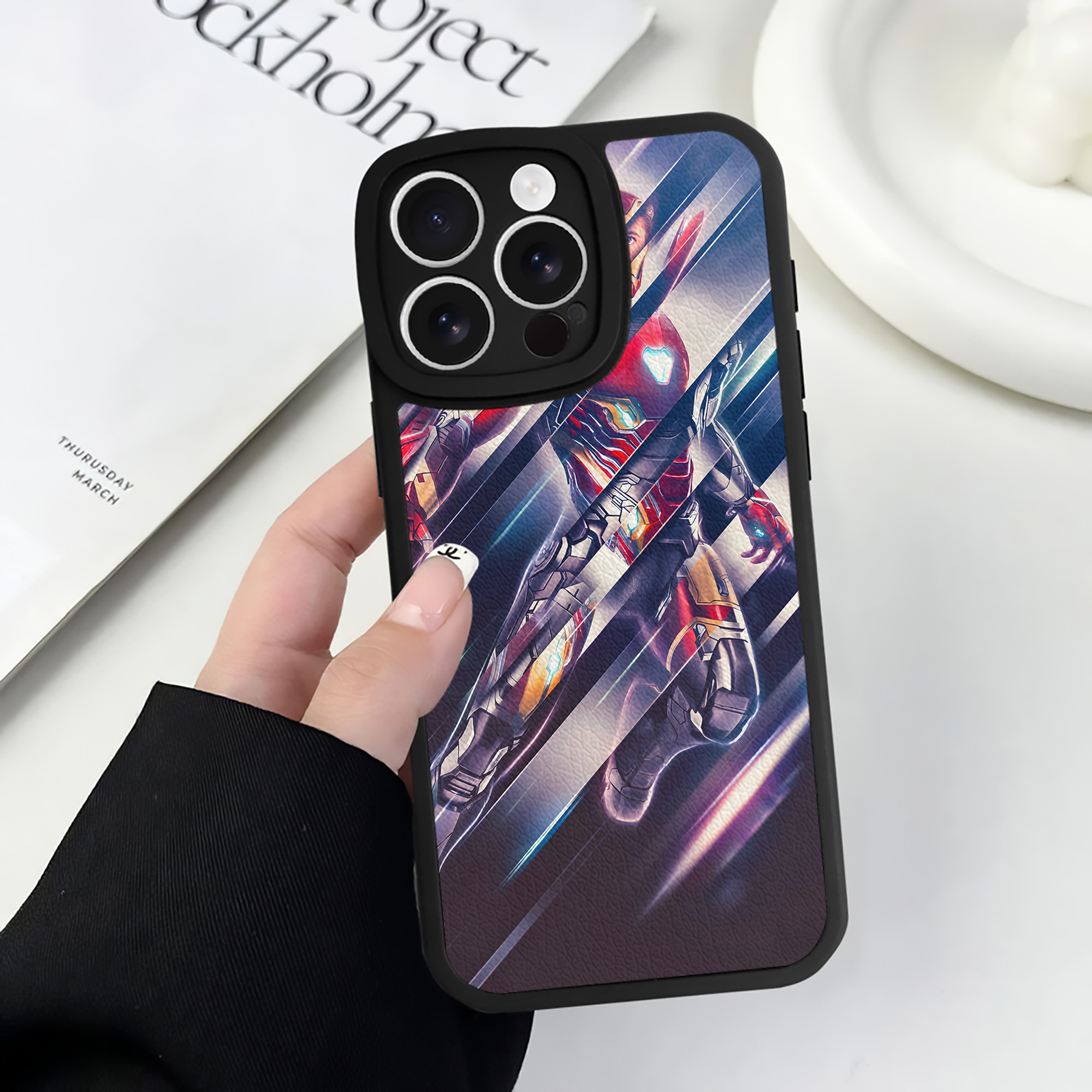 （画像用） アベンジャーズ The Avengers 【iPhone 16シリーズ対応】シリコンスマホケース（レザー調） 材質：シリコン